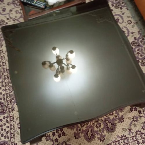 یک عدد میز 80 در 80 جلو مبلی