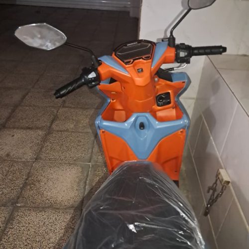 سلام موتور طرح کلیک سالم و کارکرد 4300 نیاز به توضیح زیاد نیست موتور از همه لحاظ سالم مدل 1401 لاستیک ها نوع هستش روغن گیربکس و روغن موتور رو تازه عوض کردم پمپ بنزین رو تازه عوض کردم سنسور اکسیژن و شمع و سر شمع رو تازه عوض کردم همه اینها رو با رسید وعکس موقع تعویض نشون میدم