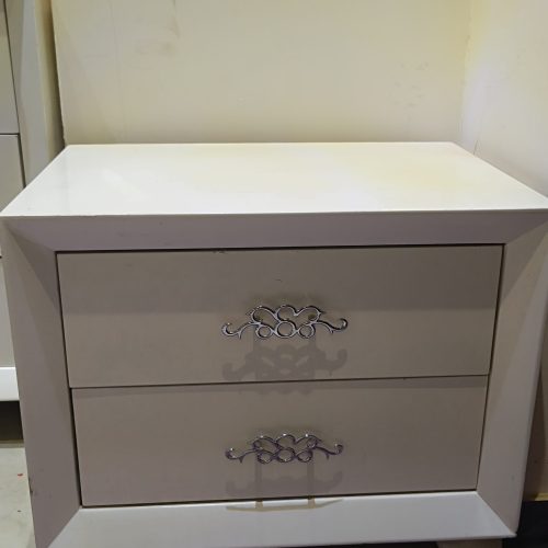 تخت خواب دو نفره.با اینه و دراور و دوعدد پاتختی