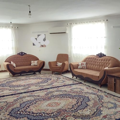 فروش خانه مستقل دو طبقه، طبقه پایین داری یک اتاق خواب و یک هال و یک آشپزخانه و دستشویی و حمام مجزا.طبقه بالا دارای دو اتاق خواب ،یک هال، یک آشپزخانه و دستشویی و حمام.پارکینگ و حیاط و باغچه.