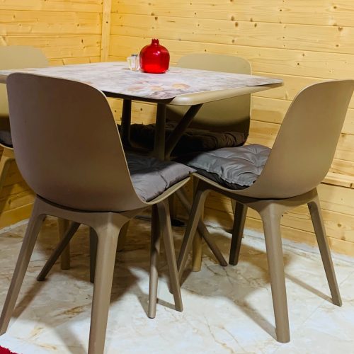 کلبه چوبی ماه تی تی