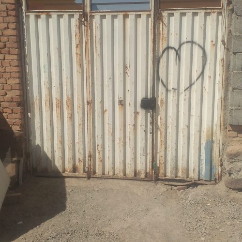 ، درخانه هست که به فروش می‌رسد لطفاً خریدار زنگ بزن