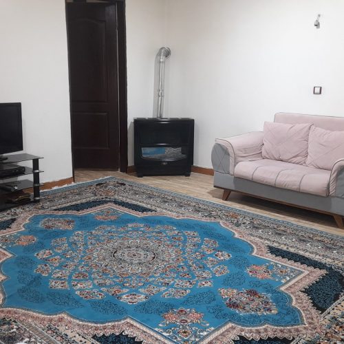 با وسایل اجاره داده میشود.جوی آب هم کنار ویلا دارد