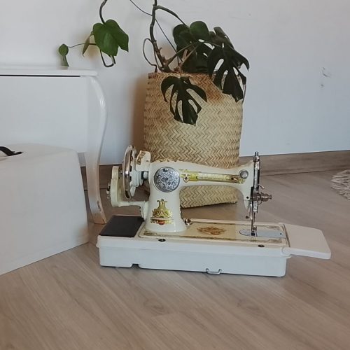 چرخ خیاطی تزیینی عتیقه مادر بزرگ نونو