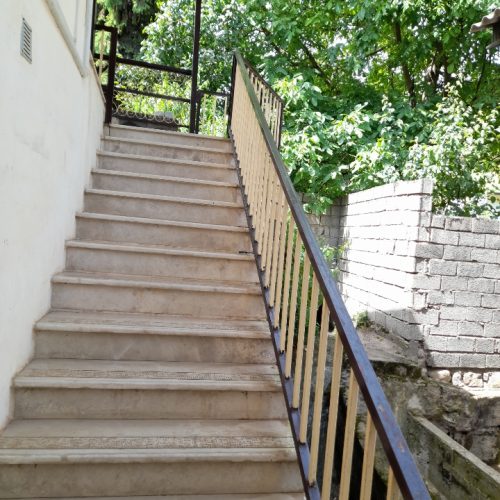 با وسایل اجاره داده میشود.جوی آب هم کنار ویلا دارد