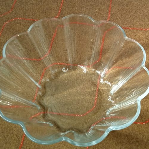 تعدادی ظرف و ظروف بلوری و ..