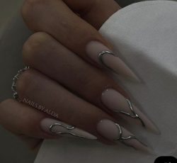 نیازمند مدل کاشت ناخون