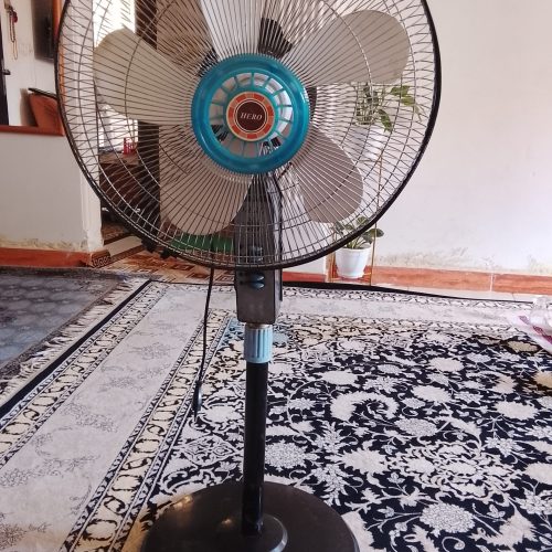 یک عدد پنکه پایه بلند HERO رنگ مشکی