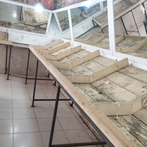 میز و آینه و چراغ ال ای دی سوپر میوه