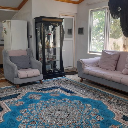 با وسایل اجاره داده میشود.جوی آب هم کنار ویلا دارد