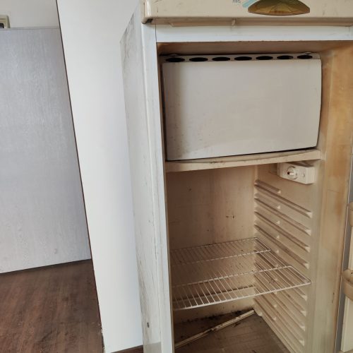 یک عدد یخچال،تر او تمیز کم کارکرد