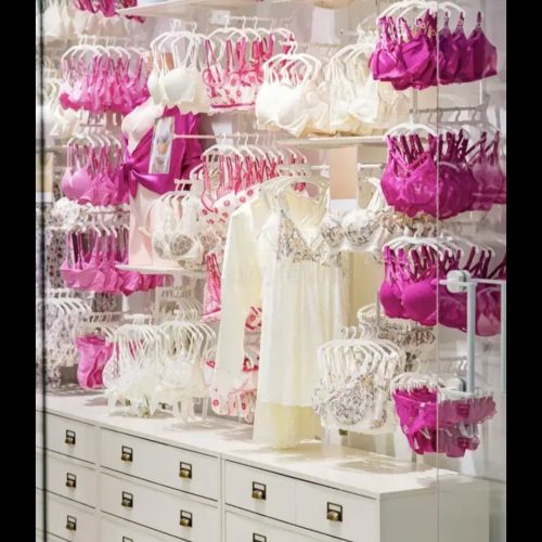 فروشنده برای مغازه لباس زیر زنانه