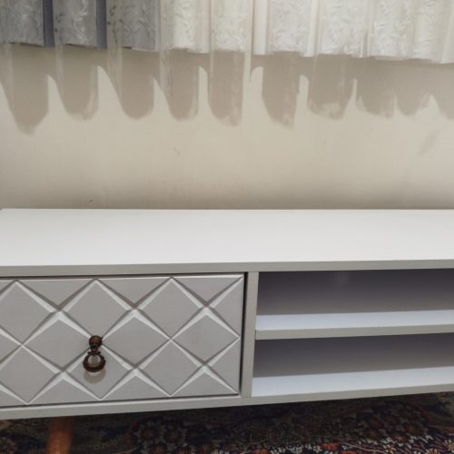 میز تلویزیون سفید