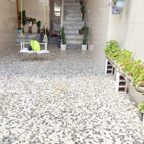 فروش خانه مستقل دو طبقه، طبقه پایین داری یک اتاق خواب و یک هال و یک آشپزخانه و دستشویی و حمام مجزا.طبقه بالا دارای دو اتاق خواب ،یک هال، یک آشپزخانه و دستشویی و حمام.پارکینگ و حیاط و باغچه.