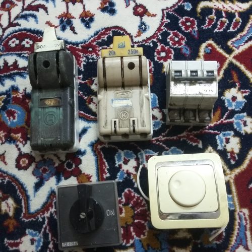 مبل راحتی و چند وسیله دیگر