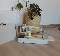 چرخ خیاطی تزیینی عتیقه مادر بزرگ نونو