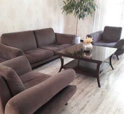 مبلمان راحتی 8 نفره .بدون عسلی و جلو مبلی  قیمت 8میلیون . تخفیف پای معامله