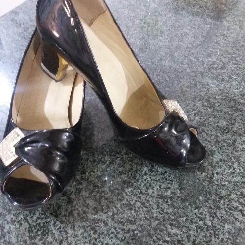 مبل راحتی و چند وسیله دیگر