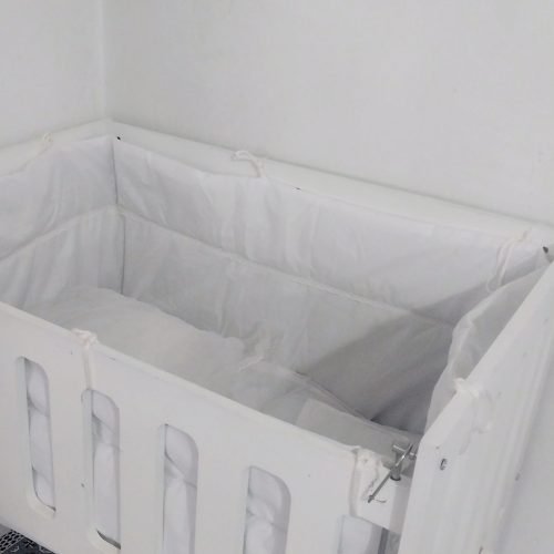 تخت کنار مادر