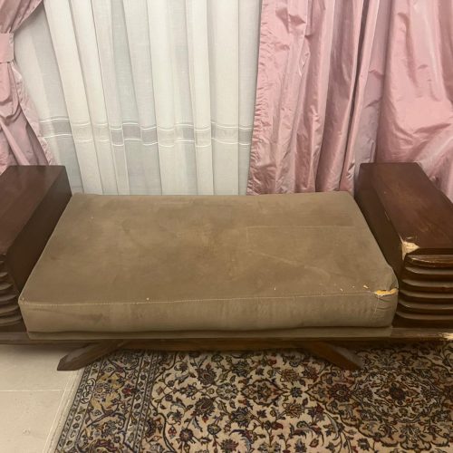 میز و صندلی و نیشنی