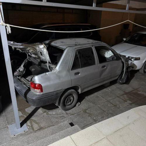 پراید نقره‌ای چپ کرده