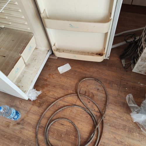 یک عدد یخچال،تر او تمیز کم کارکرد