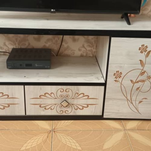 1عددمیزتلویزیون جاکفشی وبوفه درحدیسیارتمیزومحکم هستن،،،