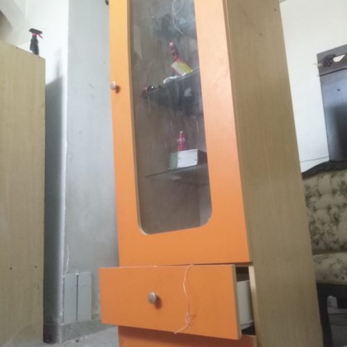 کمد لباس با رو کشو و ویترینی با دو کشو. در حذ