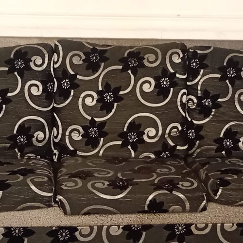 مبلمان تمیز و راحت و سالم هفت نفره چرم و دارای قابلیت عوض کردن طرح آن ها