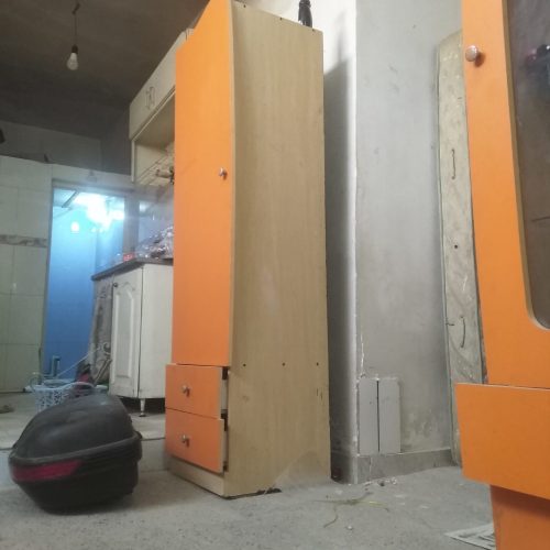 کمد لباس با رو کشو و ویترینی با دو کشو. در حذ