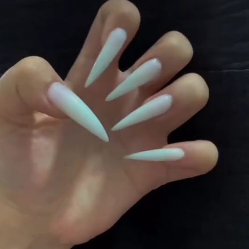 کاشت و طراحی ناخن حرفه‌ای + تخفیف ویژه!