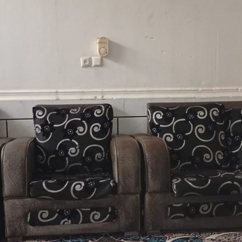 مبلمان تمیز و راحت و سالم هفت نفره چرم و دارای قابلیت عوض کردن طرح آن ها