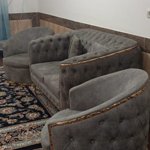 مبل هفت نفره حدود یک سال کار کرده سالم تمیز