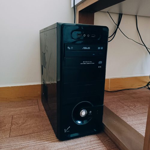 کیس کامپیوتر درحد همراه با مانیتور