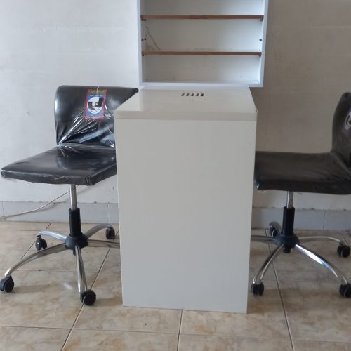 میز ناخن و صندلی