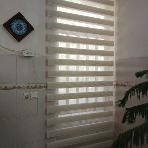 پرده زبرا آشپزخانه در حد نو به علت جا به جایی