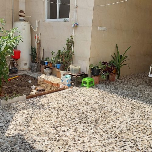 فروش خانه مستقل دو طبقه، طبقه پایین داری یک اتاق خواب و یک هال و یک آشپزخانه و دستشویی و حمام مجزا.طبقه بالا دارای دو اتاق خواب ،یک هال، یک آشپزخانه و دستشویی و حمام.پارکینگ و حیاط و باغچه.