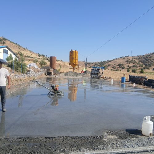 اجرای بتن ریزی کف با دستگاه ماله پروانه ای صیقل