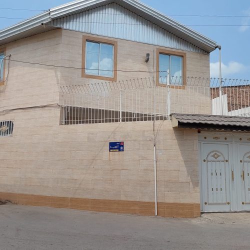 فروش خانه مستقل دو طبقه، طبقه پایین داری یک اتاق خواب و یک هال و یک آشپزخانه و دستشویی و حمام مجزا.طبقه بالا دارای دو اتاق خواب ،یک هال، یک آشپزخانه و دستشویی و حمام.پارکینگ و حیاط و باغچه.