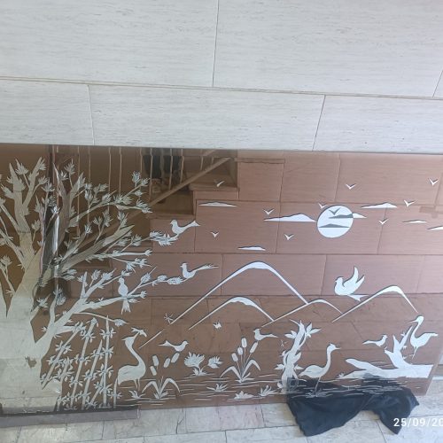آینه با نقش و نگار برجسته