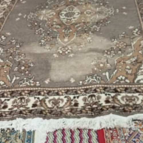 دستبافت هستش قدیمی یه کوچولو یه گوشش ایراد داره بخاطر همین قیمت کم گزاشتم