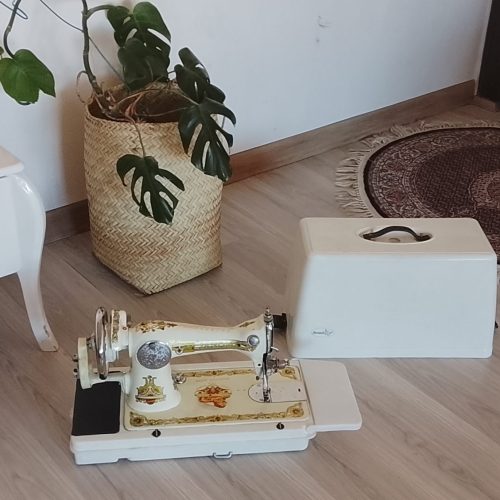 چرخ خیاطی تزیینی عتیقه مادر بزرگ نونو