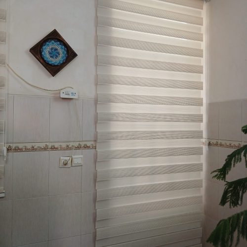 پرده زبرا آشپزخانه در حد نو به علت جا به جایی