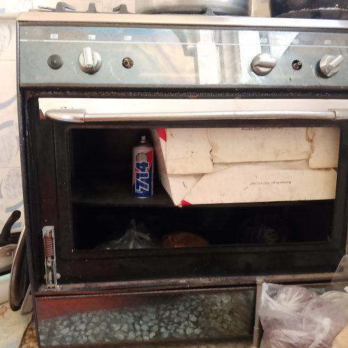 یک عدد اجاق گاز و جا کفشی