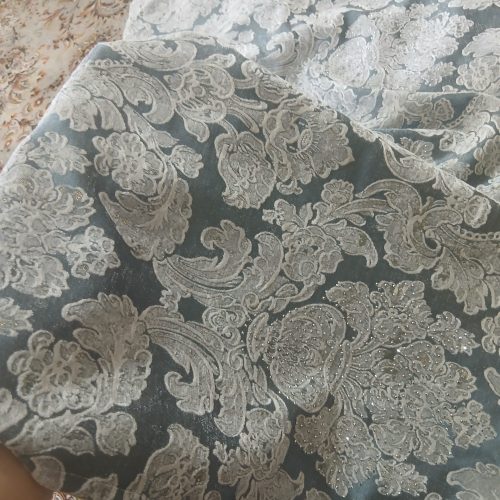 والون ترک کنار پرده