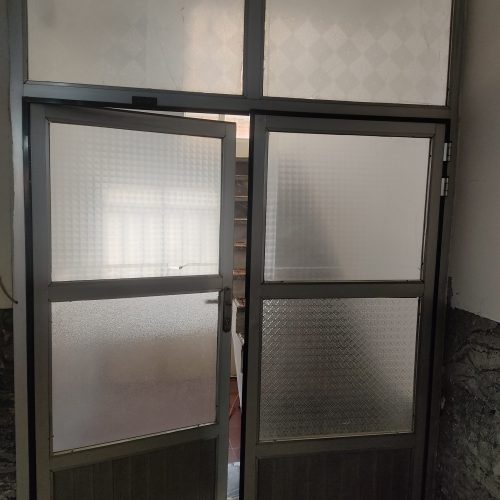 درب المیونومی و دو عدد پنجره 1متری المیونومی بفروش می‌رسد هر کس خواست در خدمت هستیم