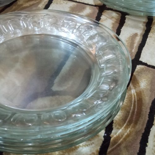 تعدادی ظرف و ظروف بلوری و ..