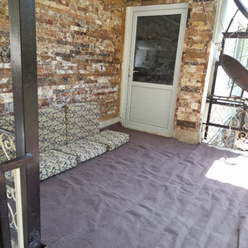 با وسایل اجاره داده میشود.جوی آب هم کنار ویلا دارد