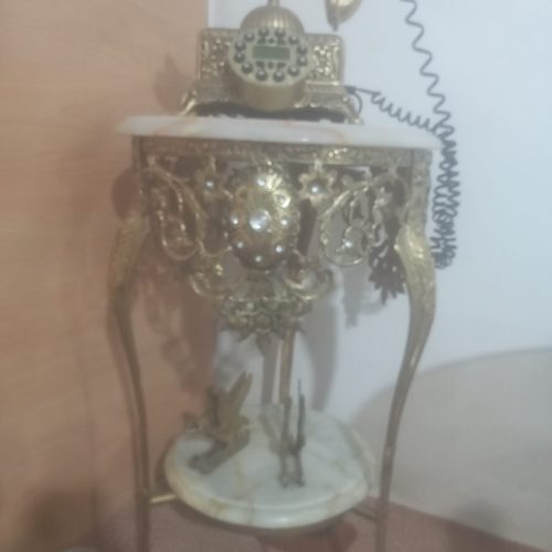 میز وتلفن برنزی سالم وتمیز