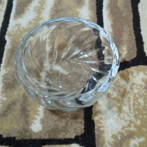 تعدادی ظرف و ظروف بلوری و ..